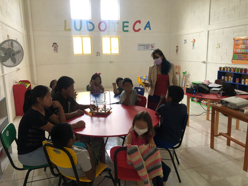 Mujer realizando una ludoteca